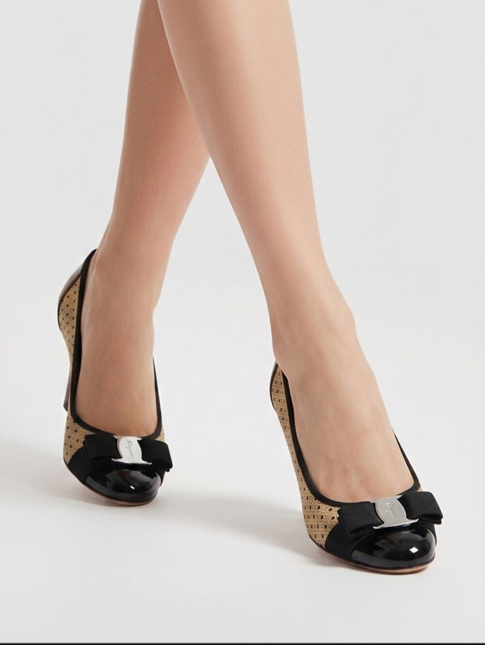 Salvatore Ferragamo Boutique 8B Vara Bow Tan Lizard Leather Pumps
